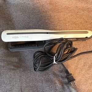 L'Oreal Steampod in White and Black